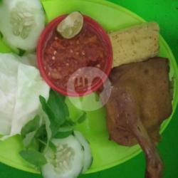 Lalapan Paha Bebek Goreng Sambel Mentah