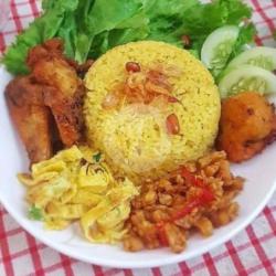 Nasi Kuning Ayam Goreng