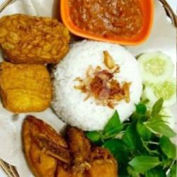 Paket Nasi Ayam Goreng Komplit. Tahu Tempe   Ati Ampela   Sate Usus   Sate Kulit