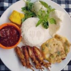 Paket Nasi Ikan Asin Cumi  Tahu Siksa Tempe Baceum Kentang  Sambal