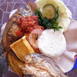 Nasi Penyetan Ikan Asin Telur