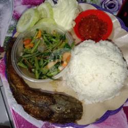 Nasi   Lele   Tumis Kangkung