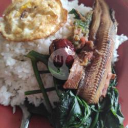 Nasi Campur Telur   Sambel Dadakan   Ikan Asin Goreng   Rebusan Sayur