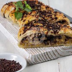 Banana Strudel Coklat Almond