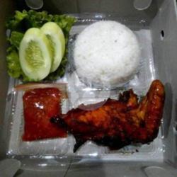 Paket Box : Nasi, Ayam Bakar Manis,sambal Lalap   Tahu/tempe   Krupuk Kaleng