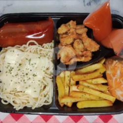 Cheese Spaghetti Dengan Ayam Crispy Dan Kentang Goreng Di Tambah Salad Mayonaise - Saus Pisah (bentobox)