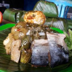 Nasi Tungkuih Daun Ikan Asin Lado Hijau