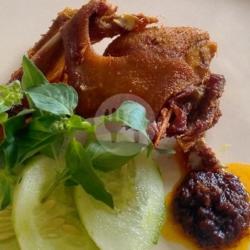 Bebek Goreng Dengan Sambal Hitam