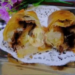 Lumpia Crispy Pisang Cokelat Vla Keju