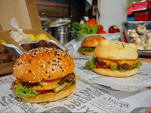 Epicure Gourmet Burgers & Meals, Laswee Creative Space - GoFood