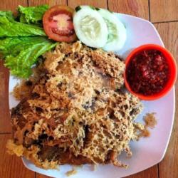 Satu Ekor Ayam Goreng Kremes Pejantan