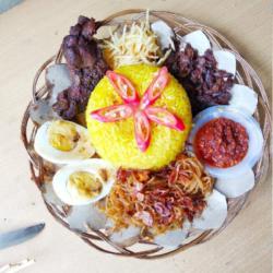 Nasi Kuning Ayam Cakalang