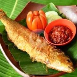 Bandeng Presto Goreng   Nasi   Lalap   Sambal