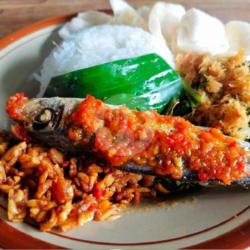 Nasi Urap Ikan Keranjang Sambal