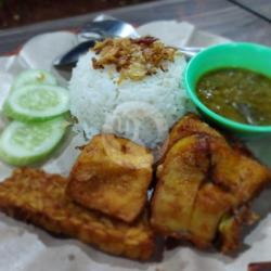 Nasi Plus Ayam Goreng Tempe Tahu Sambel Ijo/merah