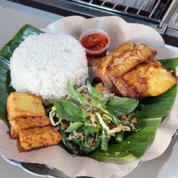 Nasi Putih   Ayam Goreng   Urap Sayur