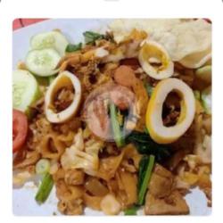 Kwetiaw Goreng  Cumi