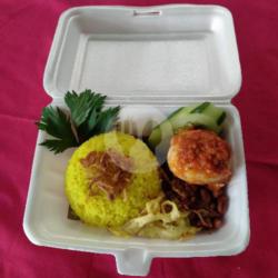 Nasi Kuning Komplit Balado Telur