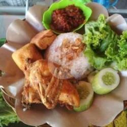 Pecel Ayam   Nasi   Tempe   Tahu   Lalap   Sambal