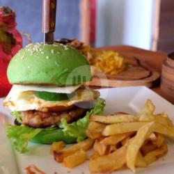 Burger Sapi Komplit (telor   Kentang Goreng)