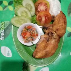 Ayam Dada Goreng Serundeng   Lalapan   Sambel