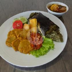 Nasi Bakar Jengkol Kuning