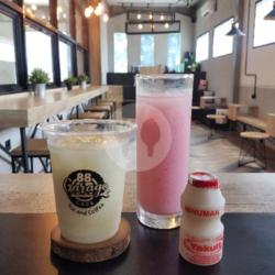 Ice Fruitty Yakult ( Lemon / Lychee / Peach / Strawberry / Mango)