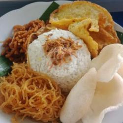 Nasi Uduk Putih Telor Balado/telor Dadar