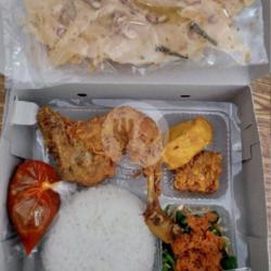 Nasi Kotak Ayam Goreng Urap Peyek