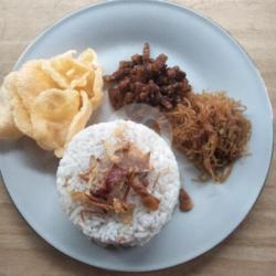 A . Nasi Uduk   Oreg  Kentang Balado   Bihun   Kerupuk  Sambal