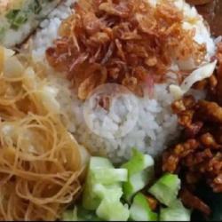 Nasi Uduk  Orek Tempe  Lalap Timun  Bihun   Telur Dadar Iris