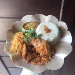 Paket Nasi Uduk Ayam Kremes   Es Sirup