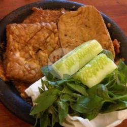 Nasi Telor Tahu Tempe Terong  Lalapan