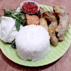 Nasi Lalapan Kepala Ayam   Tempe