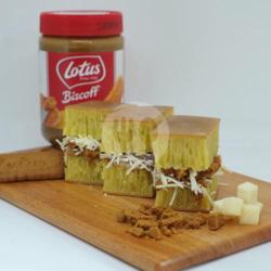 Martabak Lotus Biscoff Crunchy Keju