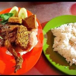 Nasi Uduk Pecel Ayam Tempe Tahu