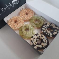 Donat Susu Vanilla Nuts. Matcha. Choco Almond 1/2 Lusin