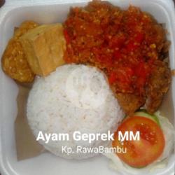 Ayam Geprek Spesial Pedas   Nasi   Tahu   Tempe   Lalapan   Sambal