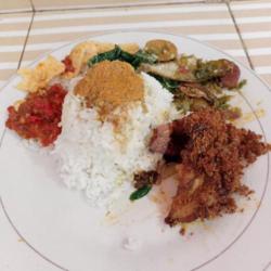 Ayam Goreng Dengan Nasi Sambal Jengkol Ikan Asin