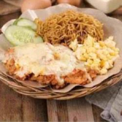 Indomie Goreng Ayam Crispy Mozarella Lalapan Dan Saus Sachet