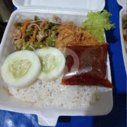 Beli Dua Nasi Ayam Crispy Sayur Timun Sambel Biasa Gratis Satu Nasi Putih