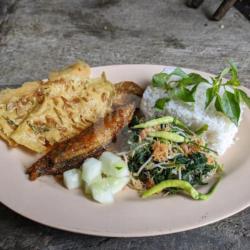 Nasi Urap Urap Telor Dadar/ceplok