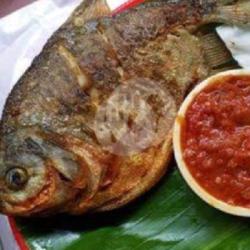 Ikan Goreng Bawal Hitam Sambal Lalab Es Teh Manis