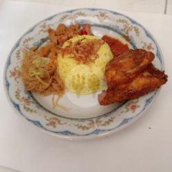 Nasi Kuning   Ayam Goreng