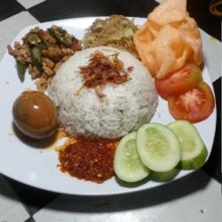 Nasi Uduk Telur Semur