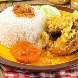 Nasi Ayam Goreng Free Tempe Sambal Istimewa