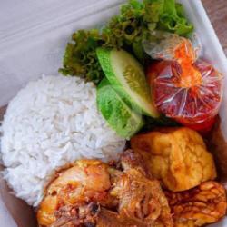 Paket Hemat Ayam Goreng Negri (nasi, Tahu/tempe Sambal Lalap)