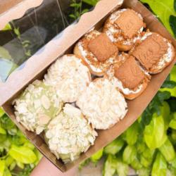 Donat Lotus Biscoff Mix Vanilla Almond, Greentea Almond