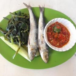 2 Picis Ikan Asin Japu Kangkung Rebus Sambal Edan