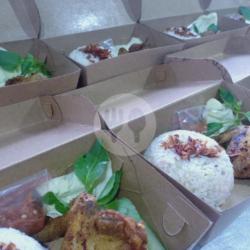 Paket Nasi Uduk   Sayap Goreng/ungkep/bakar/geprek 2 Pcs   Lalapan   Sambal   Teh